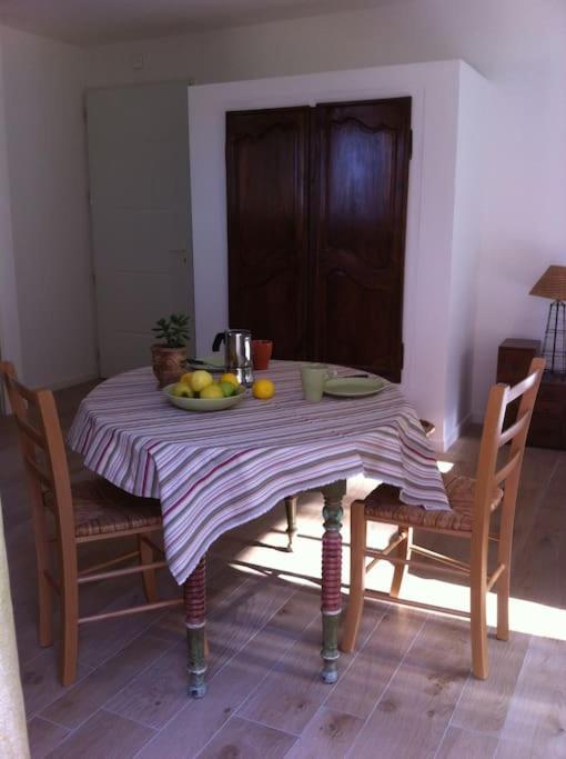 Les Merles : Joli Dans La Campagne Aixoise. Holiday home Venelles